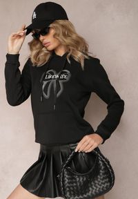 Renee - Czarna Bluza Wykończona Polarem z Nadrukiem i Kapturem Nimba. Kolor: czarny. Materiał: polar. Wzór: nadruk