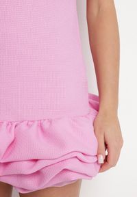 Born2be - Różowa Sukienka Bombka z Falbankami Efandriela. Typ kołnierza: kołnierz z falbankami. Kolor: różowy. Typ sukienki: bombki #3