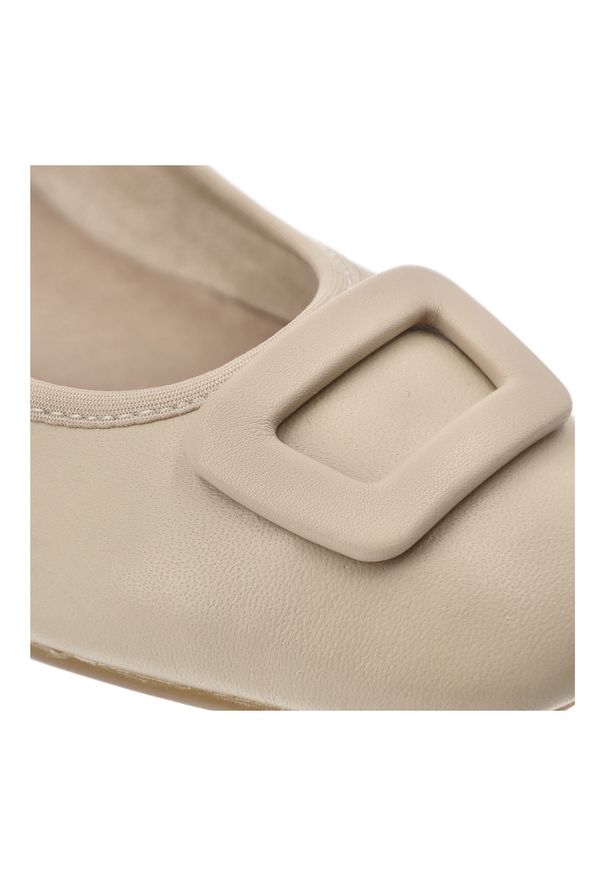 Czółenka damskie Rieker, stabilny niski obcas klasyczny fason zaokrąglony nosek elegancka klamra z przodu miękka wkładka, beżowe, 43453-62. Okazja: na co dzień, na spotkanie biznesowe. Zapięcie: klamry. Kolor: beżowy. Szerokość cholewki: normalna. Wzór: gładki, aplikacja. Obcas: na obcasie. Styl: elegancki, klasyczny. Wysokość obcasa: niski