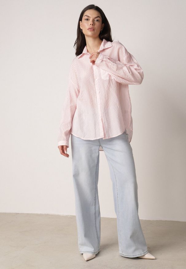Born2be - Różowa Koszula o Kroju Oversize z Tencelu w Paski Ozdobiona Haftem Tidine. Okazja: na co dzień, na spotkanie biznesowe, do pracy. Kolor: różowy. Materiał: jeans, poliester. Wzór: aplikacja, haft, paski. Styl: biznesowy, casual