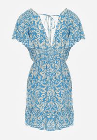 Renee - Niebieska Sukienka z Bawełny o Rozkloszowanym Kroju Ozdobiona Falbanami i Gumką w Talii Neliaura. Okazja: na co dzień, na imprezę. Typ kołnierza: dekolt w kształcie V. Kolor: niebieski. Materiał: bawełna. Wzór: aplikacja. Sezon: lato. Typ sukienki: proste, rozkloszowane. Styl: elegancki, casual #3