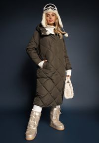 Renee - Ciemnozielona Pikowana Kurtka Płaszcz za Kolano z Kapturem Kinassan. Typ kołnierza: kaptur. Kolor: zielony. Wzór: geometria #2