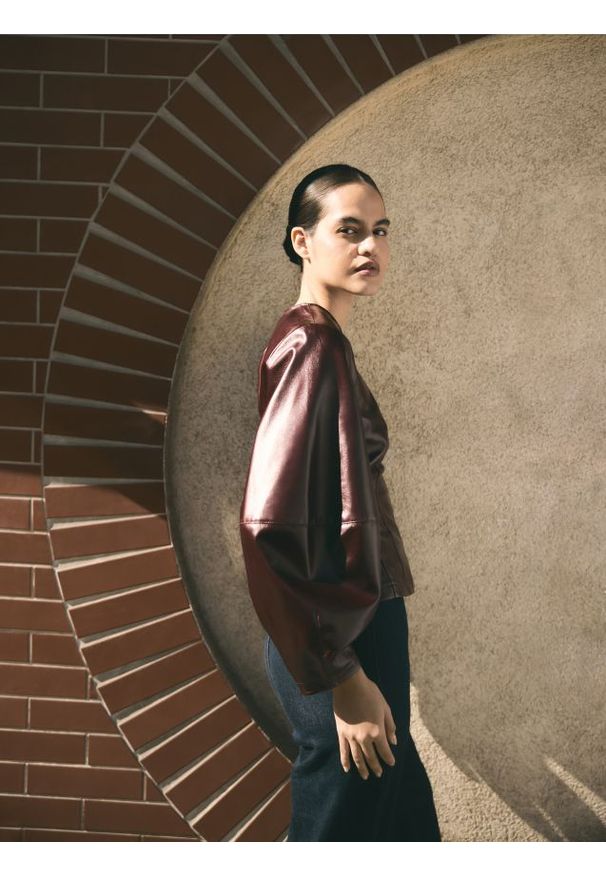 Reserved - Bluzka z imitacji skóry - bordowy. Kolor: czerwony. Materiał: skóra