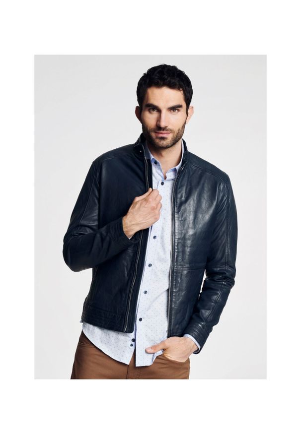 Ochnik - Krótka skórzana kurtka męska na podszewce. Typ kołnierza: kołnierzyk stójkowy. Kolor: niebieski. Materiał: skóra. Długość: krótkie