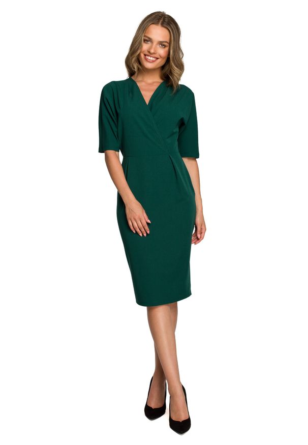 Stylove - Elegancka sukienka ołówkowa z kopertowym dekoltem V zielona klasyczna. Okazja: do pracy, na spotkanie biznesowe. Kolor: zielony. Typ sukienki: ołówkowe, kopertowe. Styl: klasyczny, elegancki