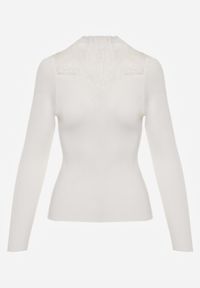 Born2be - Biały Dopasowany Sweter z Półgolfem z Wiskozą Zdobiony Koronkową Siateczką Genna. Okazja: na co dzień. Kolor: biały. Materiał: wiskoza, koronka. Wzór: aplikacja. Styl: casual, elegancki #8