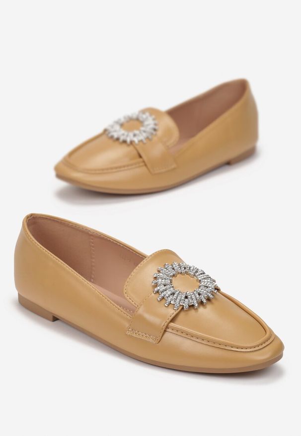 Renee - Ciemnobeżowe Mokasyny Lizzi. Okazja: na spotkanie biznesowe, na co dzień. Zapięcie: bez zapięcia. Kolor: beżowy. Szerokość cholewki: normalna. Wzór: aplikacja. Wysokość cholewki: przed kostkę. Materiał: skóra ekologiczna. Obcas: na płaskiej podeszwie. Styl: biznesowy, casual