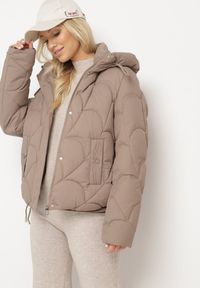 Born2be - Ciemnobeżowa Pikowana Kurtka o Pudełkowym Kroju z Kapturem i Ściągaczami Selizola. Okazja: na spacer. Typ kołnierza: kaptur. Kolor: beżowy. Materiał: skóra, jeans. Styl: sportowy #4
