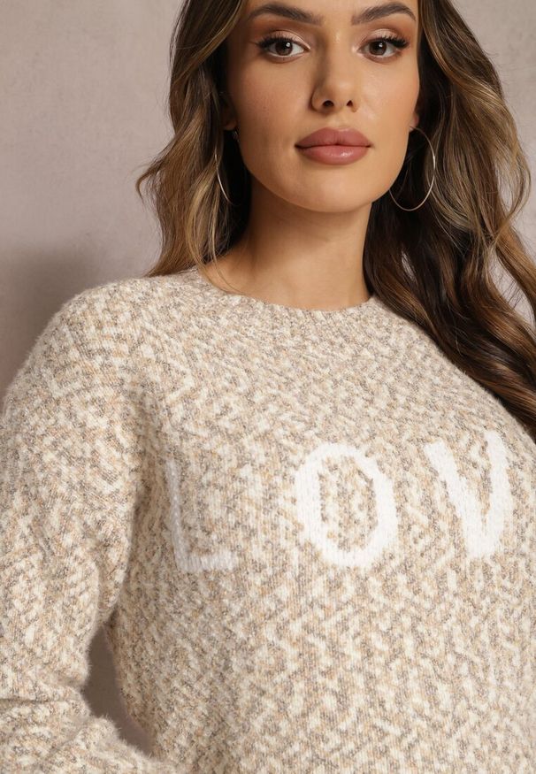 Renee - Beżowy Sweter z Ozdobnym Napisem Wykończony Ściągaczami Minisoji. Kolor: beżowy. Materiał: wiskoza, elastan. Wzór: napisy