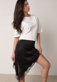 Born2be - Czarna Satynowa Spódnica o Asymetrycznym Kroju z Koronką Arlivia. Kolor: czarny. Materiał: koronka, satyna. Wzór: koronka. Styl: elegancki, klasyczny #1