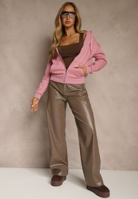 Renee - Ciemnoróżowa Bluza z Kapturem Zapinana na Suwak Bastian. Okazja: na co dzień. Typ kołnierza: kaptur. Kolor: różowy. Materiał: polar. Długość rękawa: długi rękaw. Długość: długie. Sezon: zima, jesień. Styl: casual #4