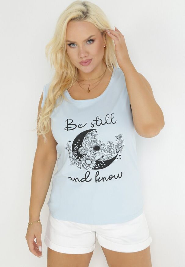 Born2be - Jasnoniebieski Tank Top z Nadrukiem i Okrągłym Dekoltem Irinka. Kolor: niebieski. Wzór: nadruk