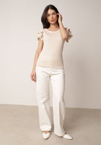 Born2be - Beżowa Bawełniana Bluzka o Prostym Kroju z Krótkim Rękawem z Falbanek Himoni. Okazja: do pracy, na co dzień. Typ kołnierza: kołnierz z falbankami. Kolor: beżowy. Materiał: bawełna. Długość rękawa: krótki rękaw. Długość: krótkie. Styl: elegancki, klasyczny, casual #3