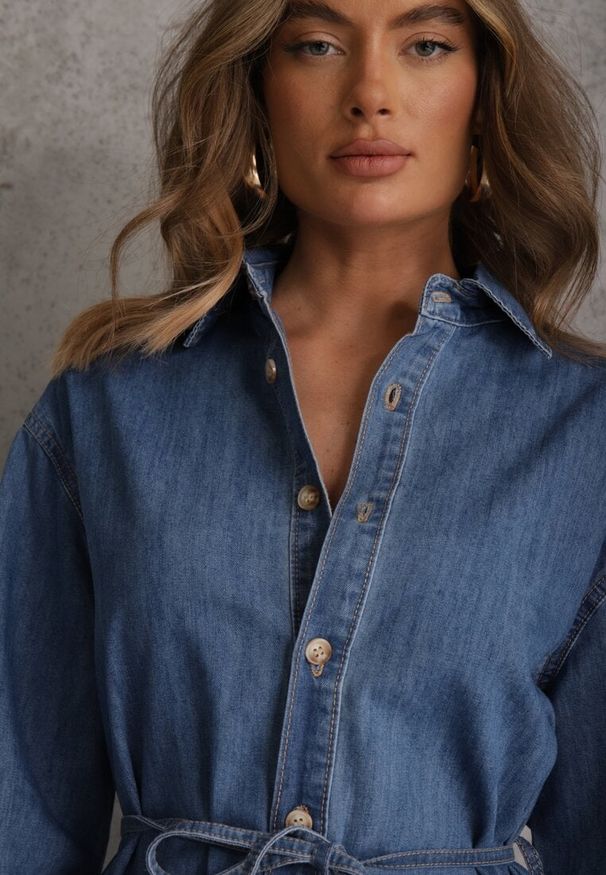 Renee - Niebieska Jeansowa Sukienka Koszulowa Oversize z Bawełną i Paskiem Cianatra. Okazja: na co dzień. Kolor: niebieski. Materiał: bawełna, jeans. Typ sukienki: oversize, koszulowe. Styl: casual, wizytowy