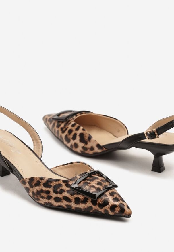 Born2be - Panterkowe Sandały na Obcasie Typu Kaczuszka Zdobione Elegancką Aplikacją Arloti. Okazja: na co dzień, na spotkanie biznesowe. Nosek buta: szpiczasty. Materiał: jeans. Wzór: aplikacja. Obcas: na obcasie. Styl: elegancki. Wysokość obcasa: średni