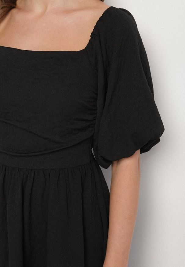 Born2be - Czarna Sukienka o Rozkloszowanym Kroju z Bufiastymi Rękawami Maradora. Okazja: na co dzień. Typ kołnierza: dekolt kwadratowy. Kolor: czarny. Styl: casual