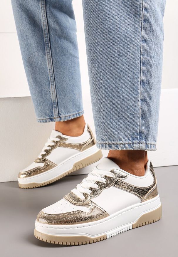 Born2be - Złoto-Białe Sneakersy na Grubej Podeszwie z Ozdobnymi Wstawkami Uvunna. Okazja: na co dzień. Nosek buta: okrągły. Zapięcie: sznurówki. Kolor: biały, złoty. Materiał: jeans, materiał. Sezon: jesień, wiosna. Obcas: na obcasie. Wysokość obcasa: niski