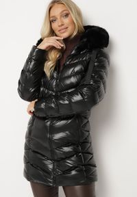 Born2be - Czarna Długa Pikowana Kurtka z Odpinanym Futerkiem i Sznurkami Rinnarae. Okazja: na spacer, na co dzień. Typ kołnierza: kaptur. Kolor: czarny. Materiał: futro. Długość: długie. Styl: casual, elegancki #5