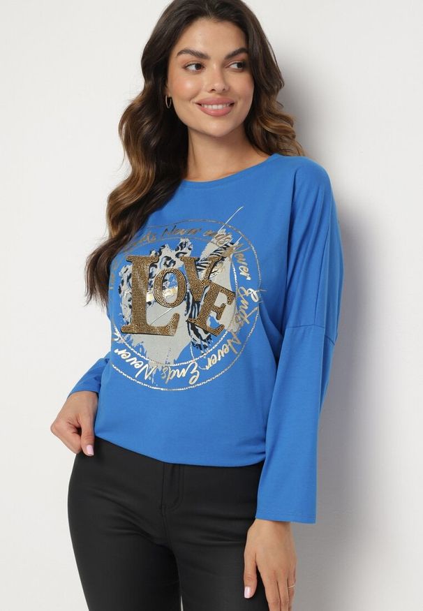 Born2be - Niebieska Bluzka Bawełniana Oversize z Nadrukiem i Cyrkoniami Reriola. Okazja: na co dzień. Kolor: niebieski. Materiał: bawełna. Wzór: nadruk. Styl: casual