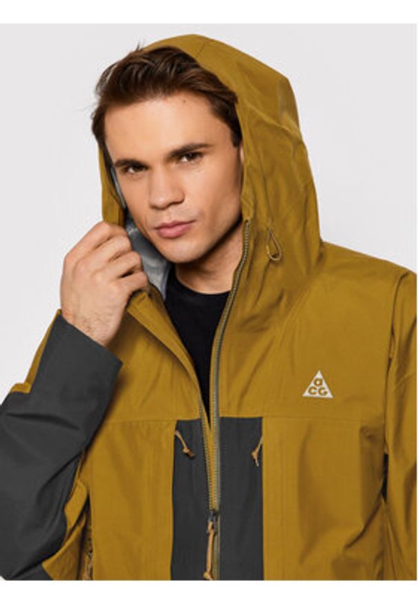 Nike Kurtka outdoor ASG Iceland CV0634 Brązowy Loose Fit. Kolor: brązowy. Materiał: syntetyk. Sport: outdoor