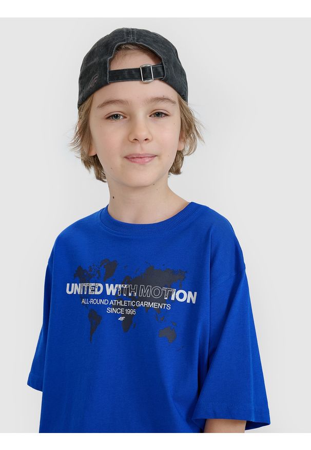 4f - 4F T-shirt oversize z nadrukiem chłopięcy - niebieski 122 (6-7 lat). Okazja: na co dzień. Kolor: niebieski. Materiał: dzianina, bawełna, jersey. Długość rękawa: krótki rękaw. Długość: krótkie. Wzór: nadruk. Sezon: lato. Styl: klasyczny, sportowy, casual