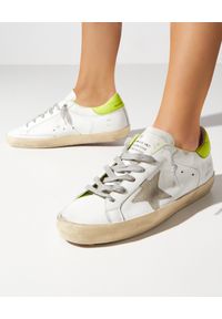 GOLDEN GOOSE - Białe sneakersy z neonowym zapiętkiem Superstar. Kolor: biały. Materiał: guma, zamsz. Wzór: nadruk, aplikacja