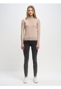 Big-Star - Sweter damski z golfem beżowy Charlinka 801. Okazja: na co dzień. Typ kołnierza: golf. Kolor: beżowy. Materiał: jeans, skóra. Wzór: aplikacja. Styl: klasyczny, casual, wizytowy #4