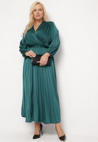 Born2be - Zielona Sukienka Maxi z Gumką w Pasie i Kopertowym Dekolcie Bertrama. Typ kołnierza: dekolt kopertowy. Kolor: zielony. Materiał: materiał. Typ sukienki: kopertowe. Długość: maxi #3