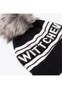 Wittchen - Damska czapka z napisem WITTCHEN czarno-biała. Kolor: czarny, biały, wielokolorowy. Materiał: wiskoza. Wzór: napisy. Sezon: zima. Styl: klasyczny, elegancki