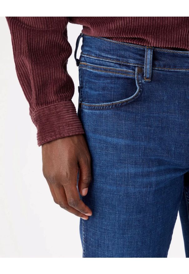 Wrangler - WRANGLER GREENSBORO MĘSKIE SPODNIE JEANSOWE THESE DAYS W15Q7423C 112320206