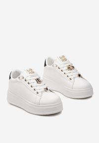 Renee - Biało-Czarne Sneakersy na Niskiej Platformie z Ozdobnymi Metalowymi Aplikacjami Auala. Kolor: biały. Wzór: aplikacja. Obcas: na platformie #6