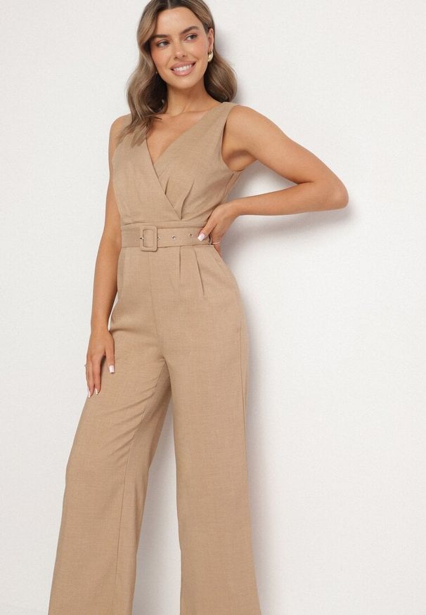 Born2be - Ciemnobeżowy Kombinezon z Bawełną Kopertowym Dekoltem i Paskiem Evivione. Kolor: beżowy. Materiał: bawełna. Styl: elegancki