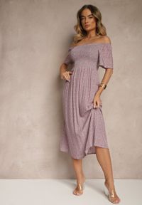 Renee - Różowa Bawełniana Sukienka Hiszpanka o Rozkloszowanym Kroju w Kwiaty Sadique. Okazja: na co dzień. Typ kołnierza: dekolt hiszpanka. Kolor: różowy. Materiał: bawełna. Wzór: kwiaty. Sezon: lato. Styl: casual, elegancki