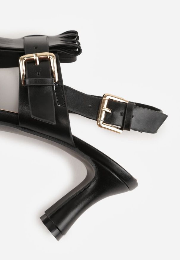 Renee - Czarne Sandały na Słupku z Frędzlami z Przodu Cahriana. Okazja: na co dzień. Kolor: czarny. Materiał: jeans. Obcas: na słupku. Styl: casual