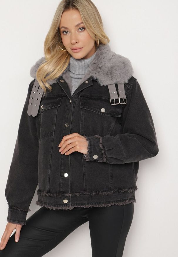Born2be - Ciemnoszara Ocieplana Kurtka Jeansowa z Futrzanym Kołnierzem i Paskami z Klamrami Senavira. Kolor: szary. Materiał: jeans, futro. Długość rękawa: długi rękaw. Długość: długie. Wzór: paski. Styl: elegancki, klasyczny