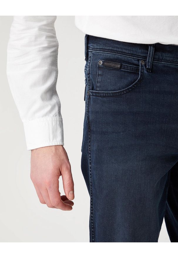 Wrangler - MĘSKIE SPODNIE JEANSOWE WRANGLER TEXAS SLIM BRUISED RIVER W12SLT364 112141158