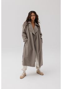 Marsala - Klasyczny bawełniany trencz w kolorze LIGHT KHAKI - VENICE-M/L. Okazja: na co dzień. Kolor: brązowy. Materiał: bawełna. Długość rękawa: długi rękaw. Długość: długie. Wzór: gładki. Styl: klasyczny