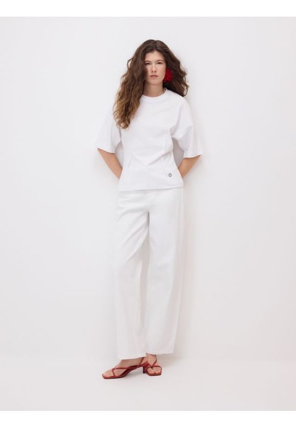 Reserved - Jeansy barrel leg - złamana biel. Materiał: jeans