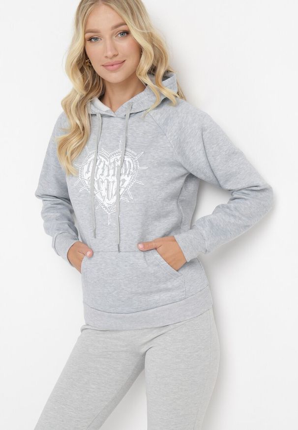 Born2be - Jasnoszara Bluza z Kapturem i Nadrukiem oraz Ściągaczami Sitta. Typ kołnierza: kaptur. Kolor: szary. Wzór: nadruk