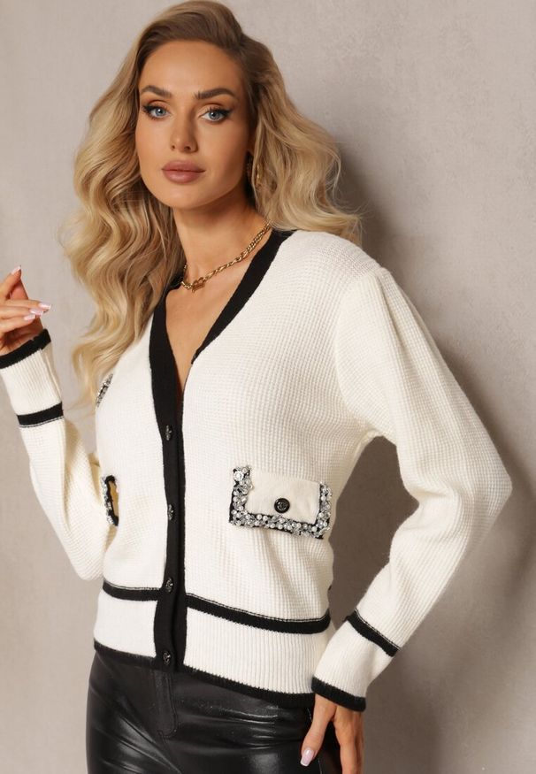 Renee - Jasnobeżowy Wiskozowy Sweter Kardigan z Kontrastową Lamówką i Naszywkami Narjee. Kolor: beżowy. Materiał: wiskoza. Wzór: aplikacja