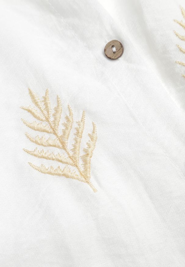 Renee - Biała Wiskozowa Koszula z Przedłużonym Tyłem Haftem i Podpinanymi Rękawami Sophora. Okazja: na co dzień. Kolor: biały. Materiał: wiskoza. Wzór: haft. Sezon: lato. Styl: boho, casual