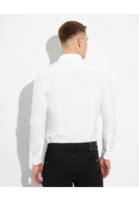 Les Hommes - LES HOMMES - Biała koszula z logo. Typ kołnierza: kołnierzyk klasyczny. Kolor: biały. Materiał: materiał. Długość rękawa: długi rękaw. Długość: długie. Wzór: aplikacja. Styl: klasyczny #4