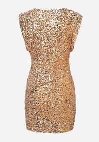 Born2be - Złota Cekinowa Sukienka o Dopasowanym Kroju z Usztywnionymi Ramionami Cealina. Kolor: złoty. Typ sukienki: dopasowane. Styl: elegancki, klasyczny #4