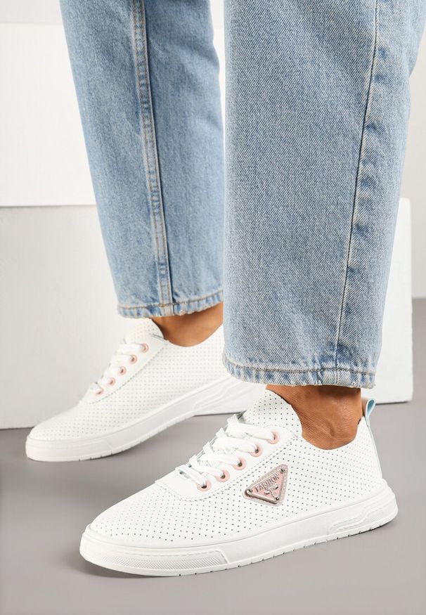 Renee - Biało-Różowe Tenisówki z Cholewką z Perforacją i Ozdobną Aplikacją Emmio. Okazja: na co dzień. Kolor: biały. Materiał: jeans. Szerokość cholewki: normalna. Wzór: aplikacja. Styl: elegancki, casual