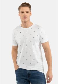 Volcano - T-shirt z nadrukiem all over T-NEPTUN. Kolor: biały. Materiał: dresówka, bawełna, dzianina, materiał. Długość rękawa: krótki rękaw. Długość: krótkie. Wzór: nadruk. Sezon: lato. Styl: klasyczny #1