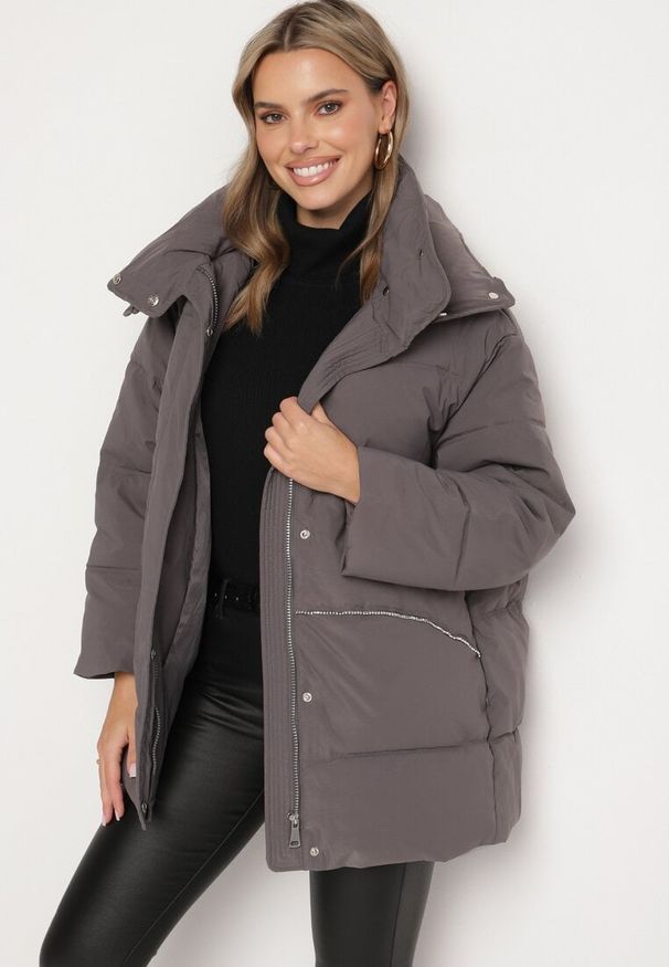 Born2be - Ciemnoszara Pikowana Kurtka o Kroju Oversize z Kapturem Kieszeniami i Cyrkoniami Metania. Okazja: na co dzień. Typ kołnierza: kaptur. Kolor: szary. Materiał: dzianina, jeans. Długość rękawa: długi rękaw. Długość: długie. Wzór: aplikacja. Styl: wizytowy, elegancki, casual