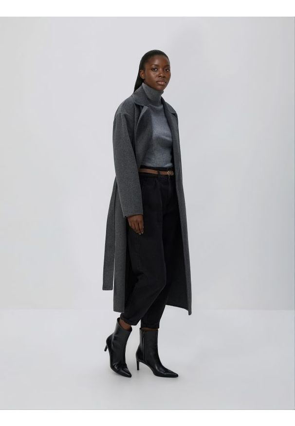 Reserved - Jeansy paperbag z paskiem - czarny. Kolor: czarny