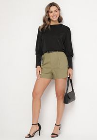 Born2be - Czarna Bluzka o Kroju Nietoperza z Guzikami Jenadwen. Okazja: na co dzień. Kolor: czarny. Styl: casual #4
