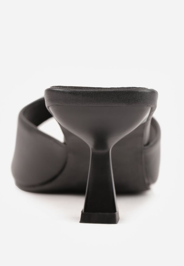 Born2be - Czarne Klapki na Kaczuszce z Otwartym Noskiem Calenatia. Okazja: na co dzień. Nosek buta: otwarty. Kolor: czarny. Sezon: lato. Obcas: na szpilce. Styl: casual, wizytowy