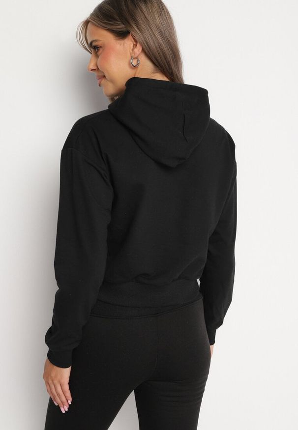 Born2be - Czarna Bluza z Dodatkiem Bawełny z Kapturem Wykończona Ściągaczami Evista. Okazja: na co dzień, na spotkanie biznesowe. Typ kołnierza: kaptur. Kolor: czarny. Materiał: bawełna. Styl: casual, elegancki, biznesowy